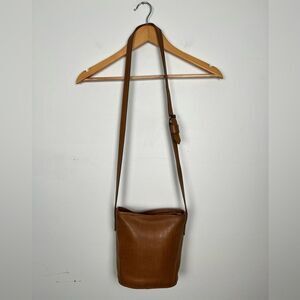 Fossil Vintage Brown Tan Bucket Crossbody Bag Classic Minimalist Chic Purse